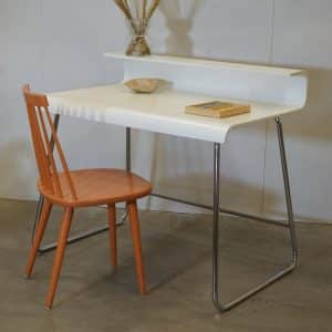 Skrivbord med kromad ställning & formpressad skiva