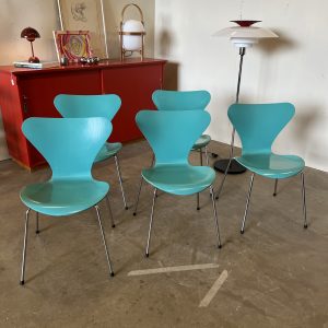 Arne Jacobsen, fem stolar modell ”Sjuan” från Fritz Hansen, 1987