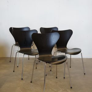 Arne Jacobsen, 5 st stolar, ”Sjuan”, 3107, Fritz Hansen