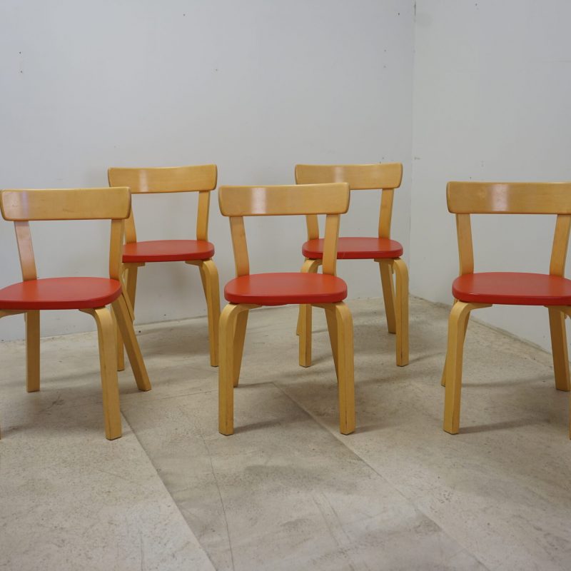 Fem stolar, modell 69 från Artek, Alvar Aalto.