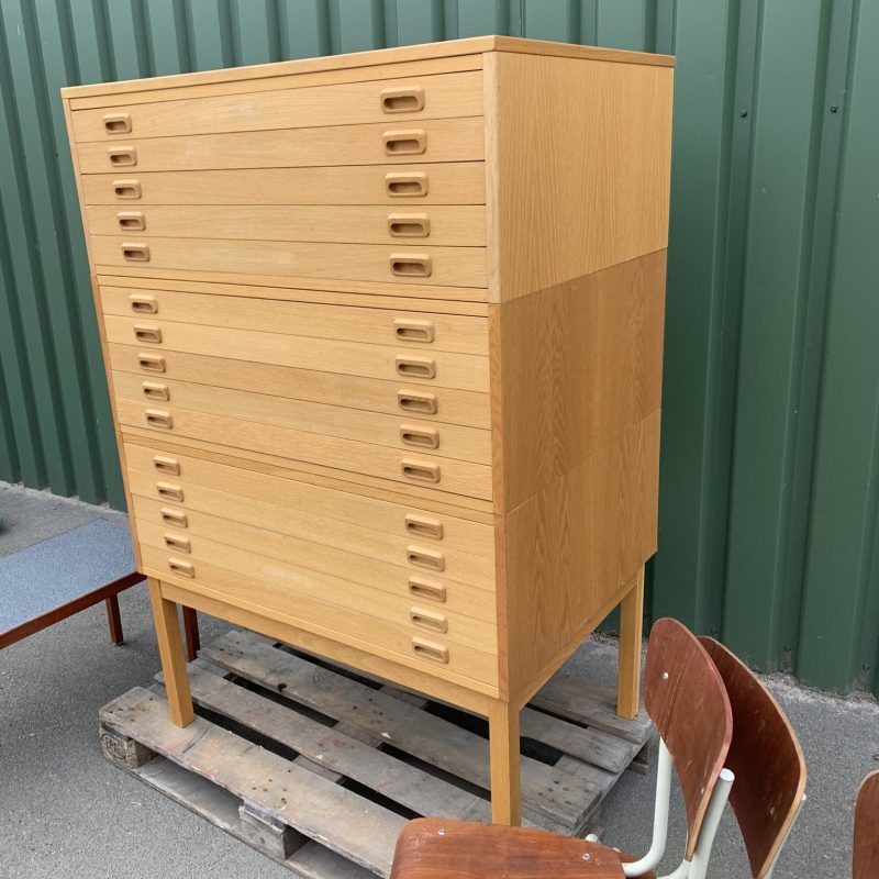 Dokumenthurts i ek med 15 lådor, 1900-talets andra hälft