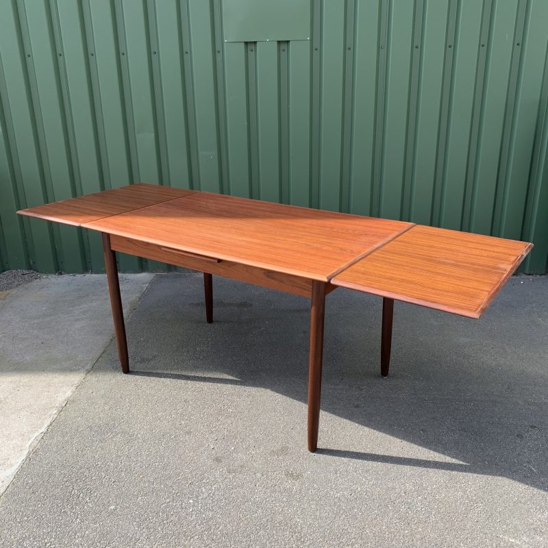 Matbord i teak med två iläggsskivor, Danmark, 1960-tal