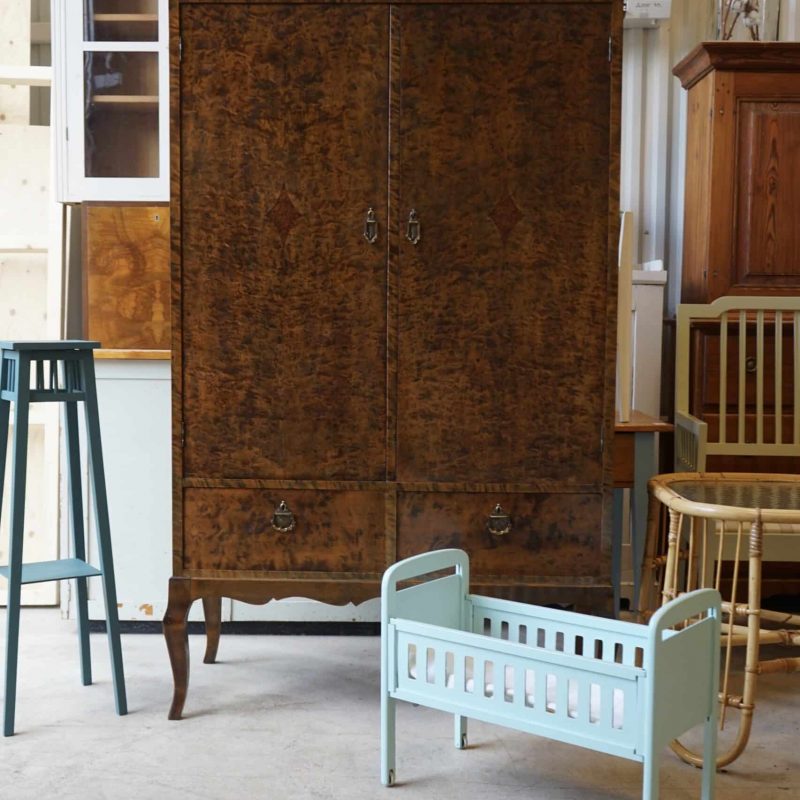 Klädskåp från 1900-talets första hälft