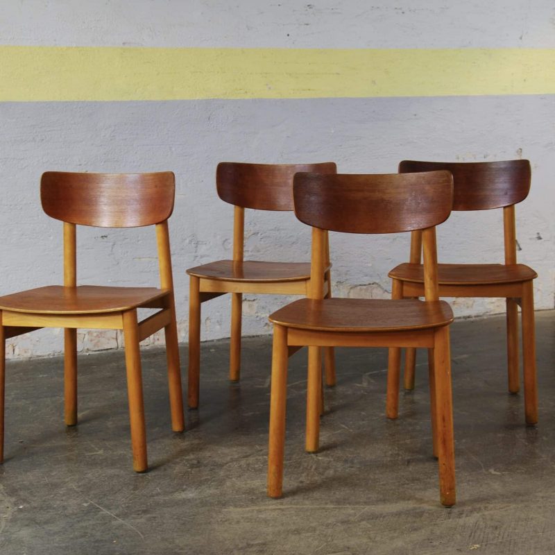 Fyra stolar med sits och rygg i formpressad teak, 1950-/60-tal