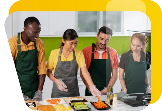 Een groep mensen die bezig is met voedselbereiding in een keuken