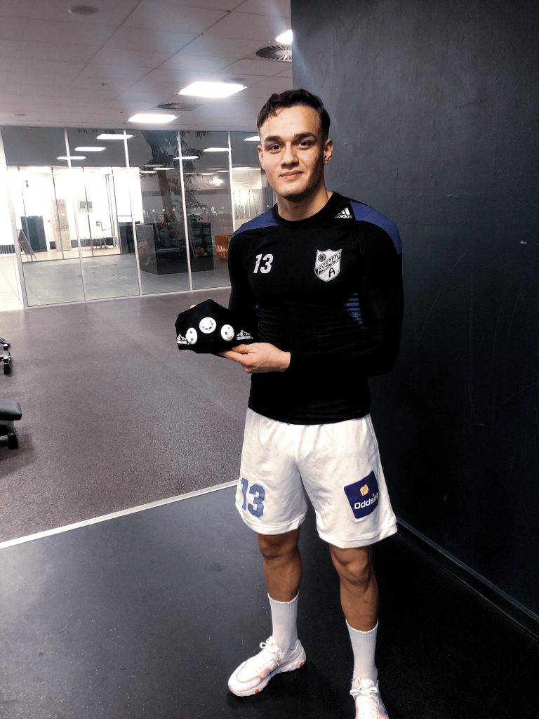 Tunc Tiryakioglu, Fremad Amager-spiller, viser sin Training Mask frem. Foto: Mark Hildebrandt/Footballogy.net