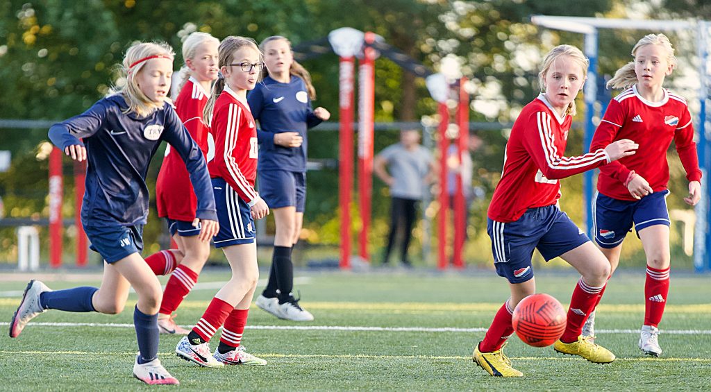 Bilde av Hasle-Løren jenter født i 2010 i kamp mot Try høsten 2020. Bilde: Pål Klaastad.