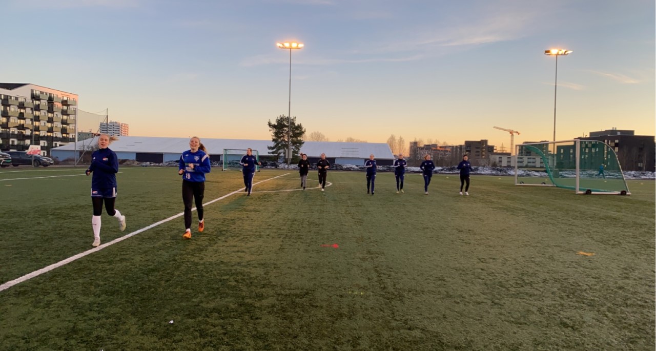 Bilde av Hasle-Lørens damelag i fotball som trener