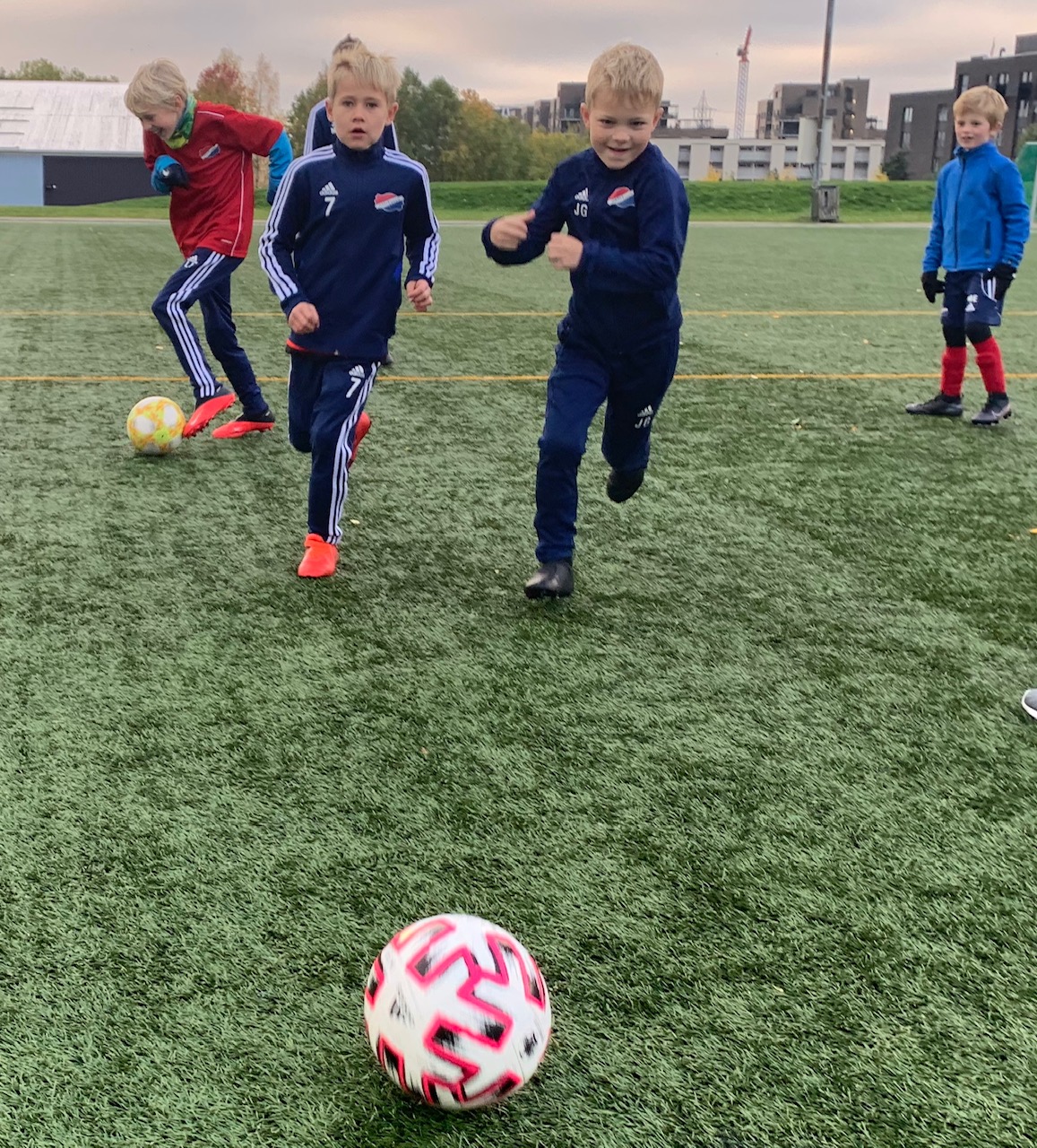 Bildet viser ivrige spillere fra Hasle-Løren på fotballcamp i høstferien.