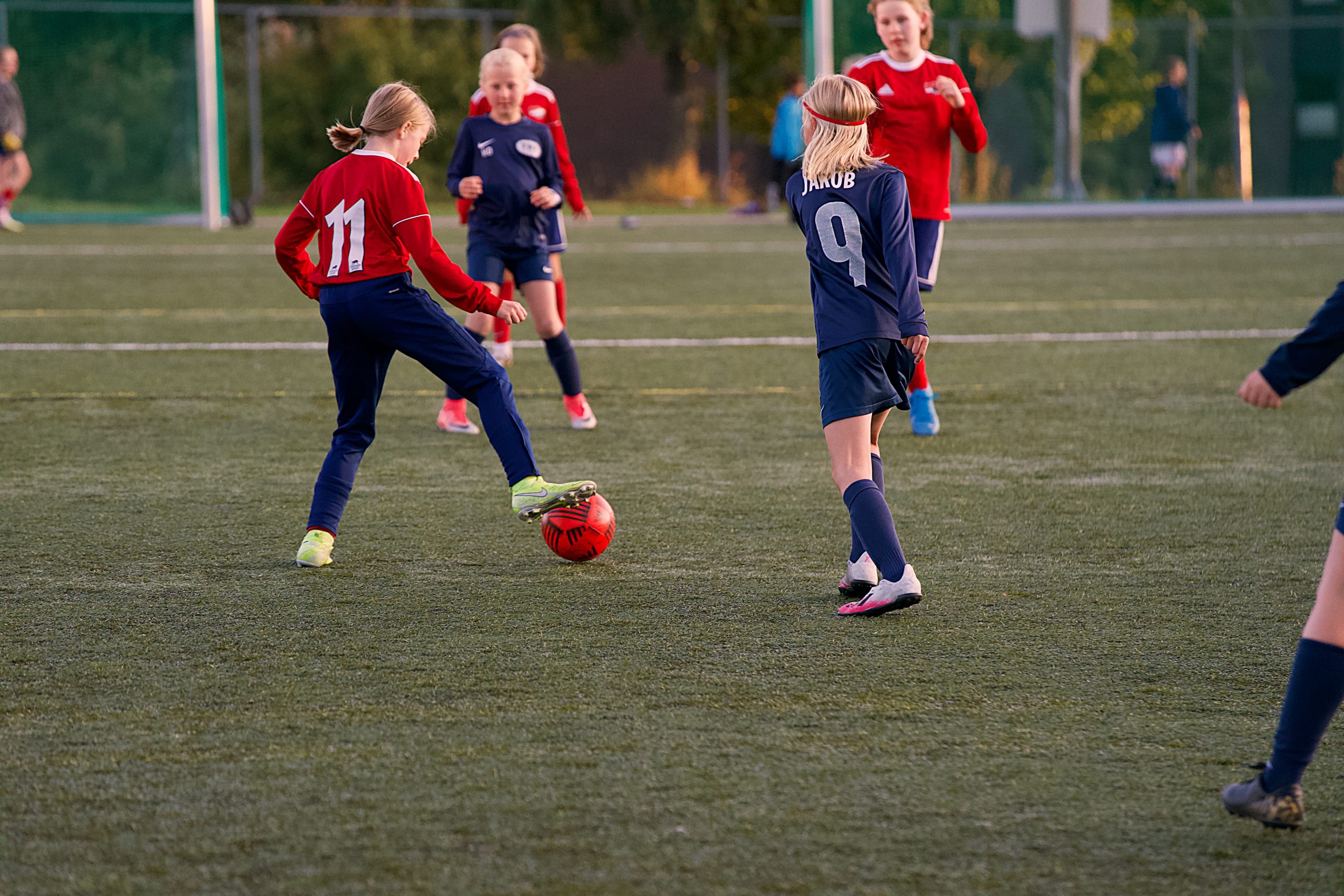 Biilde av Hasle-Løren J2010 i fotballkamp mot Try.