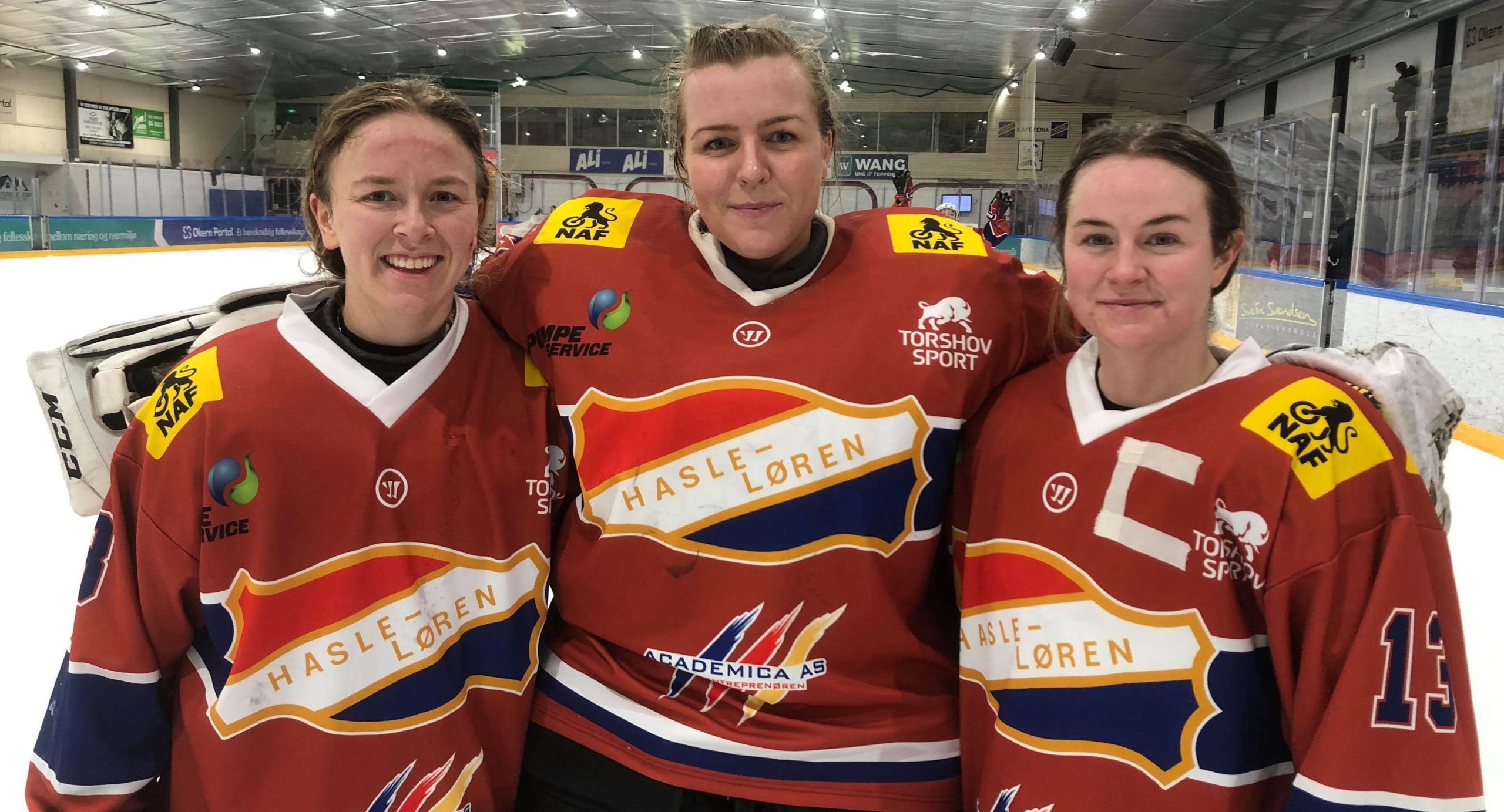 Bilde av tre Hasle-Løren-jenter etter seieren mot Sparta i siste kamp før jul. Sofie Fjellvang, (fra venstre), Emilie Ilseng Kristiansen og Emilie Solhaug Jensen.