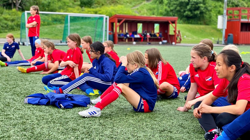 Jenter født i 2009 og 2010 på fotballcampen til Hasle-Løren.