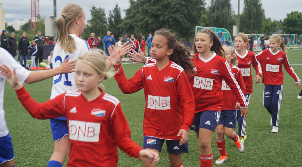 Bilde av glade Hasle-Løren-spillere på fotballcup på Lørenbanen.