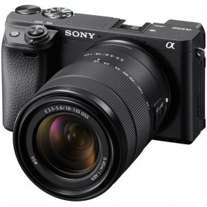 Sony Alpha 6400 con obiettivo 18-135mm