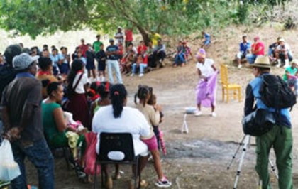 Des artistes apporten le théâtre