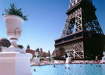 Le Paris Vegas avec sa Tour Eiffel et une belle piscine.