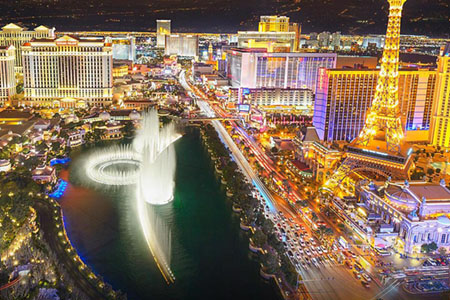 Vue de Las Vegas durant la nuit. Les casinos brillent et c'est durant ces heures là que l'ambiance est au rendez-vous.