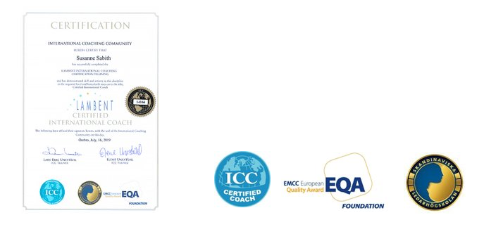 Illustration som visar Susanne Sabiths intyg om certifikation och logotyper för ICC certifierad coach, EQA och Skandinaviska ledarhögskolan.