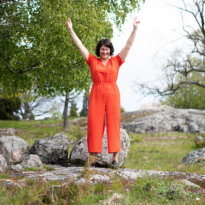 Susanne Sabith, din framstegscoach, ser glad ut och gör segertecken i luften. Vill du också få den vinnande känslan, kontakta Susanne.