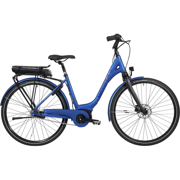 Blue Winther Superbe 4 er en nyudviklet elcykel, der har fokus på komfort og køreglæde. Superbe 4 er Winthers første elcykel med et elsystem fra tyske Bosch. Det sikrer et stort batteri, en stærk centermotor og et intuitivt display. Kort sagt er det ren kvalitet. Superbe 4 gør sig unik med sine stærke komfortegenskaber såsom en affjedret forgaffel såvel som en affjedret sadelpind. Samlet set betyder det, at Superbe 4 er en drøm at køre på i hverdagen, uanset om det er på blid asfalt eller på hårde brosten. Bagagebærerbatteri - fås i 1 størrelse: · 400 WH/11,1 AH - Op til 100 km.