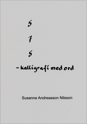 BILD: grått omslag till '5 7 5 – kalligrafi med ord' av Susanne Andréasson Nilsson