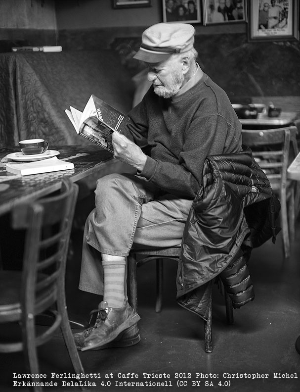 Bild: Lawrence Ferlinghetti at Caffe Trieste 2012 Photo: Christopher Michel
Erkännande-DelaLika 4.0 Internationell (CC BY-SA 4.0) 