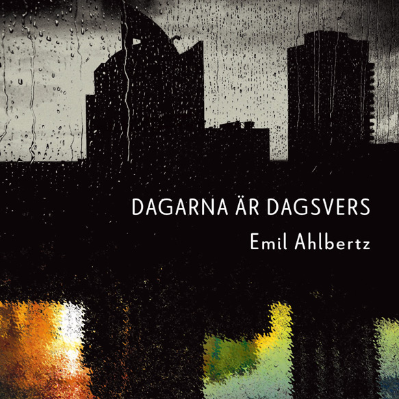BILD: Omslag Emil Ahlbertz 'Dagarna är dagsvers' med en bild av en stad i svartvitt som i en spegelbild får färg som om det vore den vilda naturen