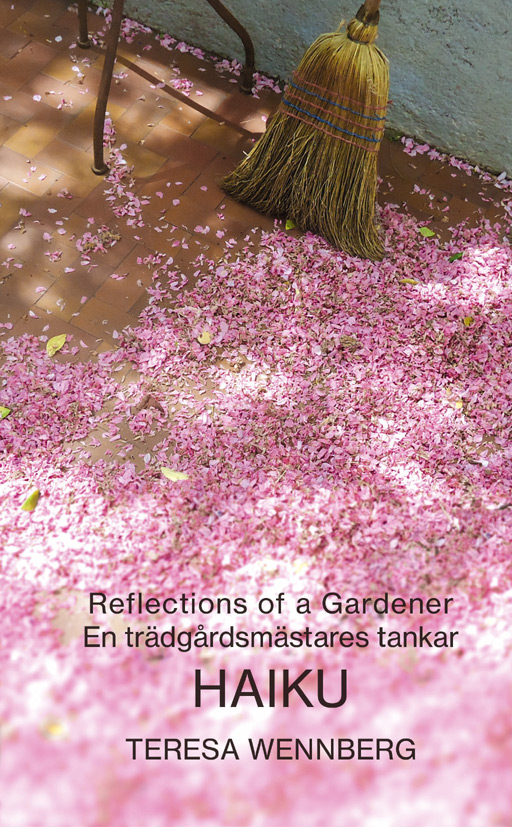 BILD: Omslag till Teresa Wennbergs 'Reflections of a Gardener • En trädgårdsmästares tankar HAIKU' med fallna körsbärsblommor och en sopkvast lutad mot en vägg