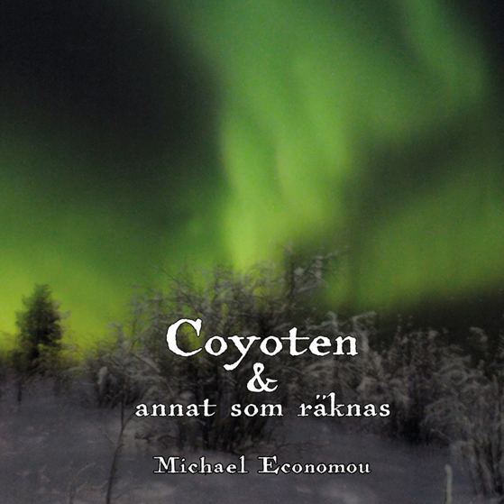 BILD: Omslaget till 'Coyoten & annat som räknas' av Michael Economou, på bilden syns ett norrsken over en snöklädd skog i Kiruna BILD: Omslaget till 'Coyoten & annat som räknas' av Michael Economou, på bilden syns ett norrsken over en snöklädd skog i Kiruna
