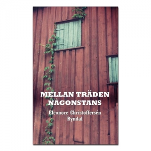 BILD: Omslaget till 'Mellan träden någonstans' av Eleonore Christoffersén Ryndal, på bilden syns en röd ladugårdsvägg med en stängda luckor och en slingrande murgröna