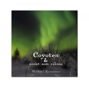 BILD: Omslaget till 'Coyoten & annat som räknas av Michael Economou med norrsken över en snöklädd skog i Kiruna