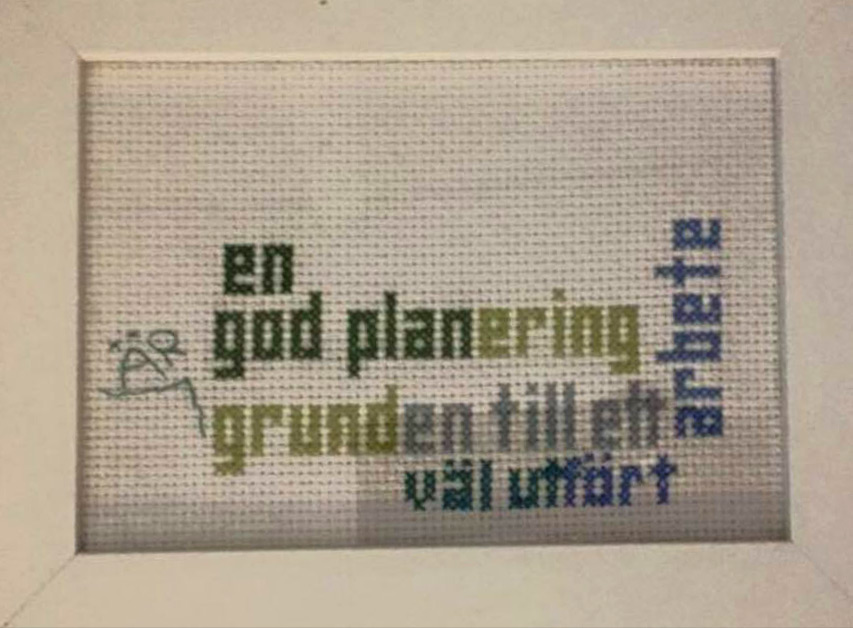 BILD: korsstygnstavla med texten 'en god planering är grunden till ett väl utfört arbete' BILD: korsstygnstavla med texten 'en god planering är grunden till ett väl utfört arbete'