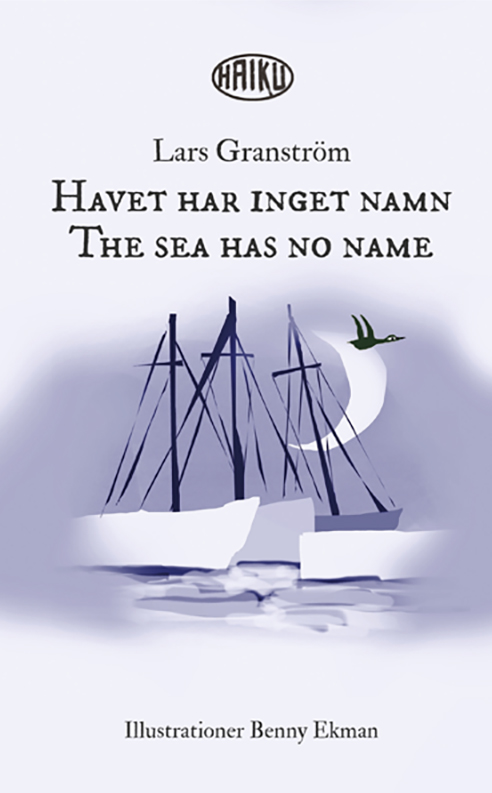 Omslaget till 'Havet har inget namn – haiku' av Lars Granström, med en bild av Benny Ekman i gråblå ton med några fartyg och en fågel