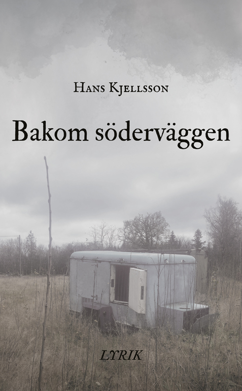 Omslaget till 'Bakom söderväggen' av Hans Kjellsson med vraket av en gammal glassbil står överväxt på ett gärde någonstans i Blekinge, efter foto av Sara Lundstedt