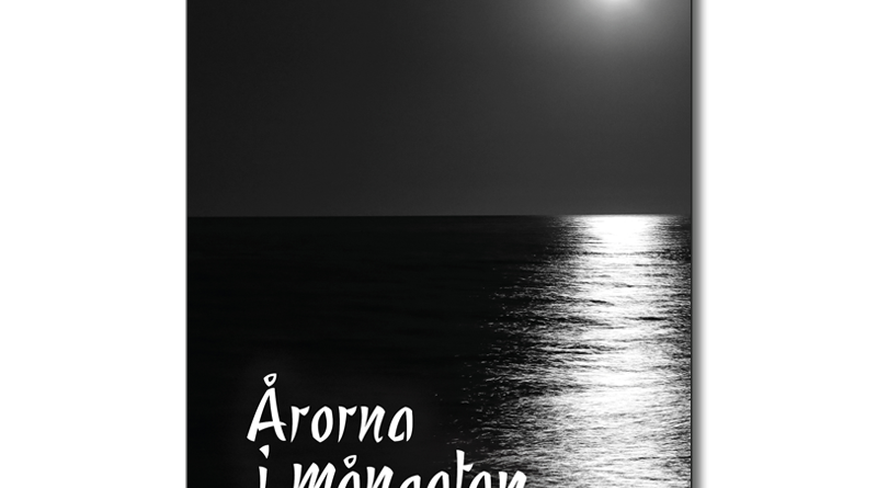 Omslaget till 'Årorna i mångatan – haiku' av Christer Nilsson med en måne som speglar sig i krusningarna på ett svart hav