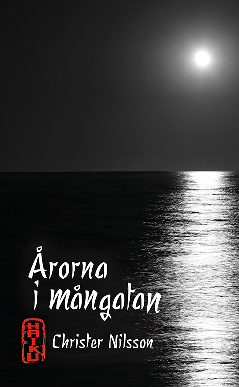 Omslaget till 'Årorna i mångatan – haiku' av Christer Nilsson med en måne som speglar sig i krusningarna på ett svart hav