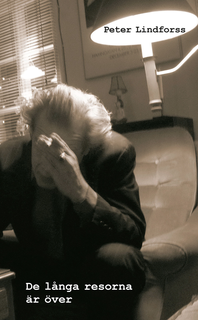 Omslaget till 'De långa resorna är över' av Peter Lindforss med poeten sittande i sin lägenhet Omslaget till 'De långa resorna är över' av Peter Lindforss med poeten sittande i sin lägenhet