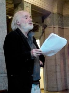 Carl Uhnbom läser dikt på museet
