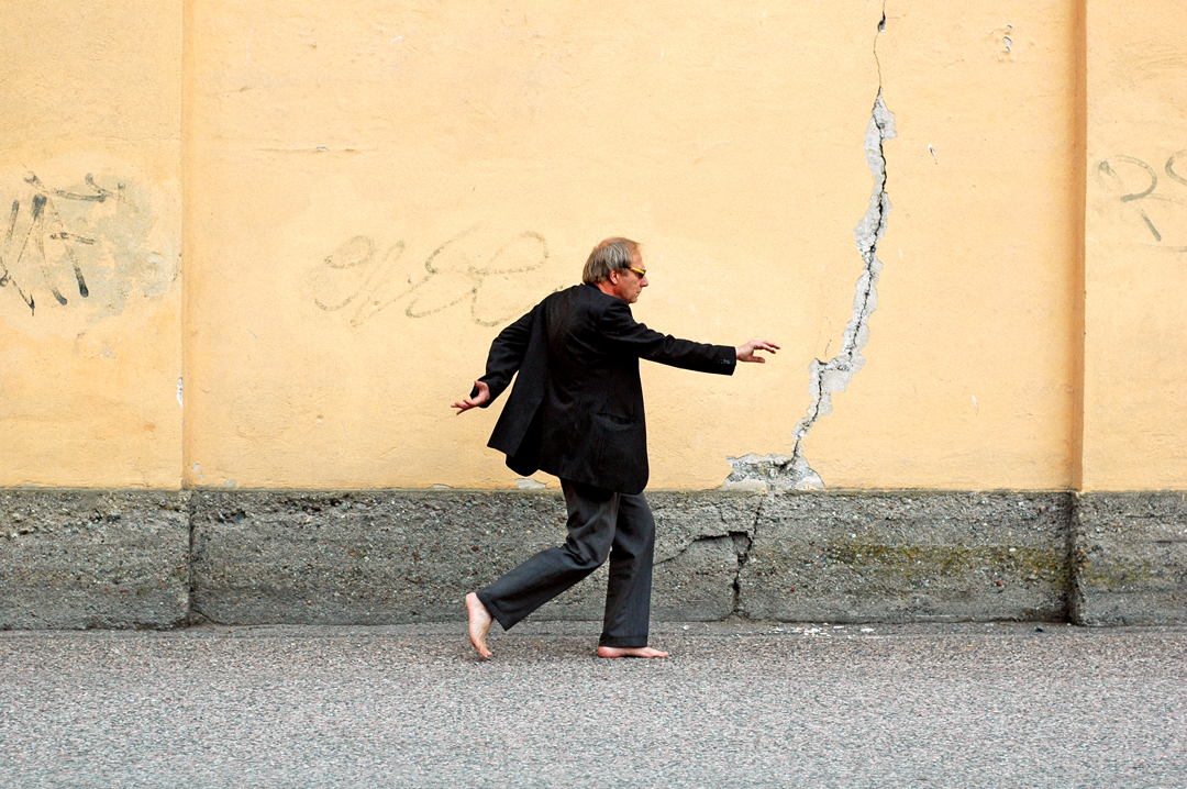 Eric Fylkeson barafota längs vägen, foto: Jane Morén