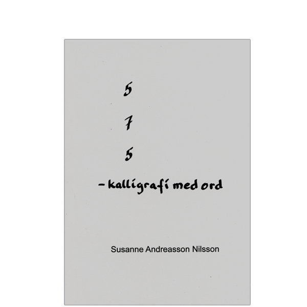 BILD: grått omslag till '5 7 5 – kalligrafi med ord' av Susanne Andréasson Nilsson