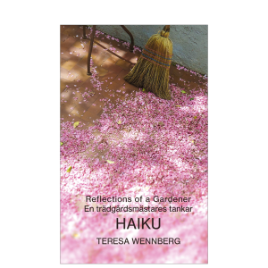 BILD: Omslag till Teresa Wennbergs 'Reflections of a Gardener • En trädgårdsmästares tankar HAIKU' med fallna körsbärsblommor och en sopkvast lutad mot en vägg