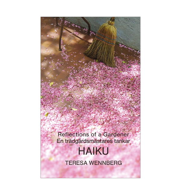 BILD: Omslag till Teresa Wennbergs 'Reflections of a Gardener • En trädgårdsmästares tankar HAIKU' med fallna körsbärsblommor och en sopkvast lutad mot en vägg