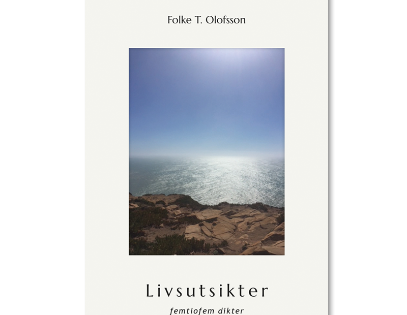 Omslaget till 'Livsutsikter, femtiofem dikter' av Folke T. Olofsson med en bild av en klippkust, ett hav och en himmel där solen strålar och glittrar
