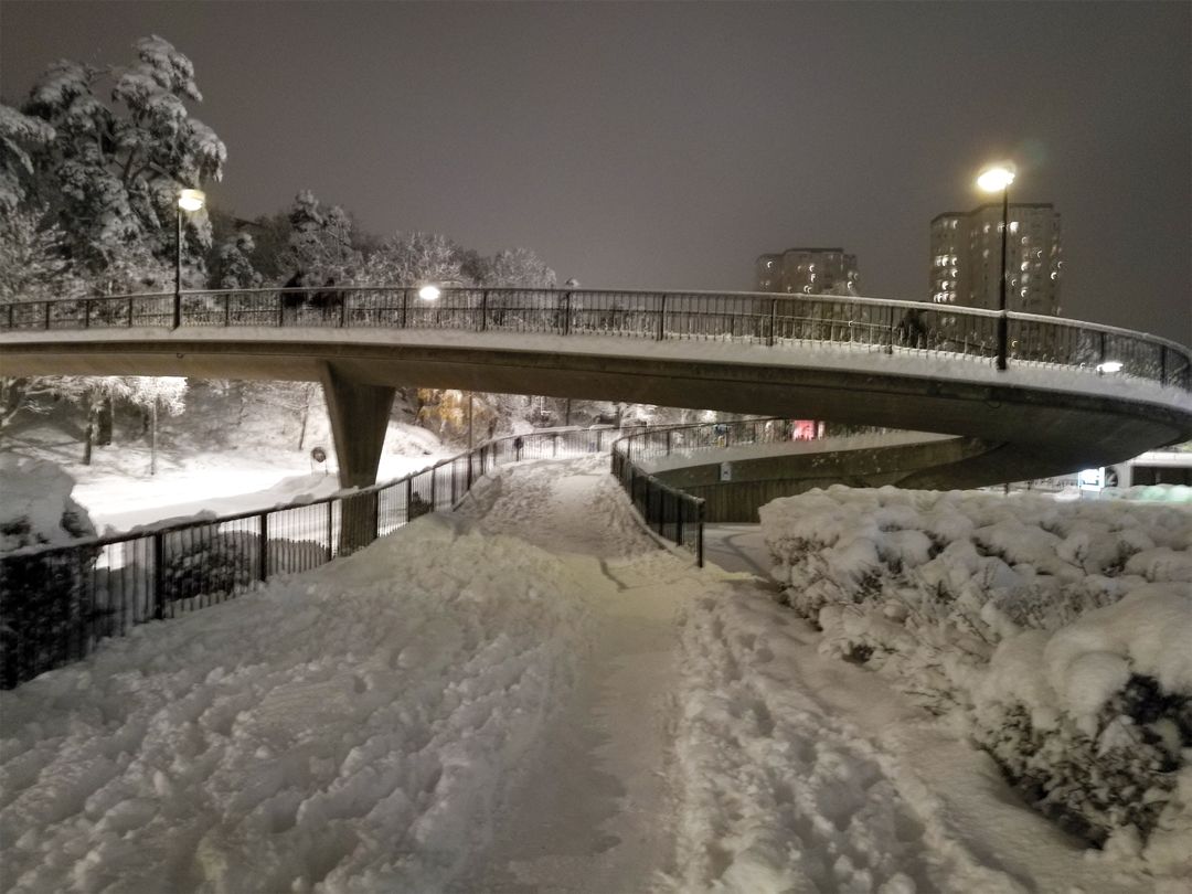 Gångbro i snö, illustration av Sobelow i boken 'Minns du när vi flög längs parkvägarna', dikter av Gatuduvan