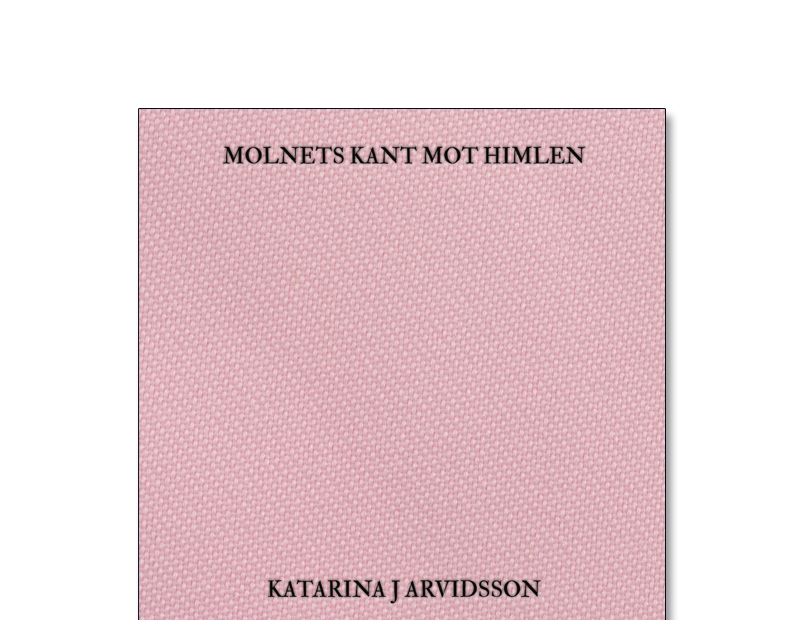Omslaget till 'Molnets kant mot himlen' av Katarina J Arvidsson mot en bakgrund av rosa stickning