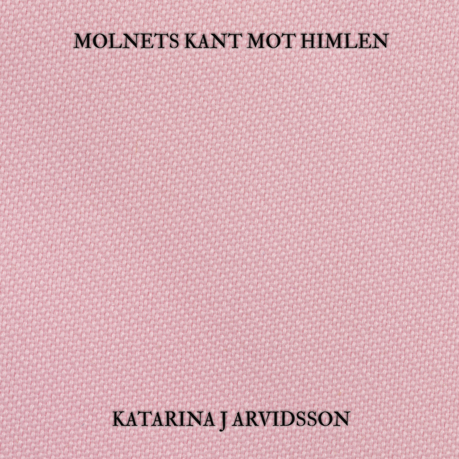 Omslaget till 'Molnets kant mot himlen' av Katarina J Arvidsson mot en bakgrund av rosa stickning