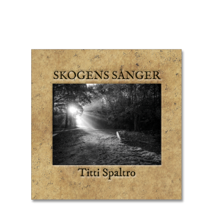 Omslaget till 'Skogens sånger' av Titti Spaltro med ett fotografi där solen strålar in mellan träden mot en bakgrund av vittrat brunt papper