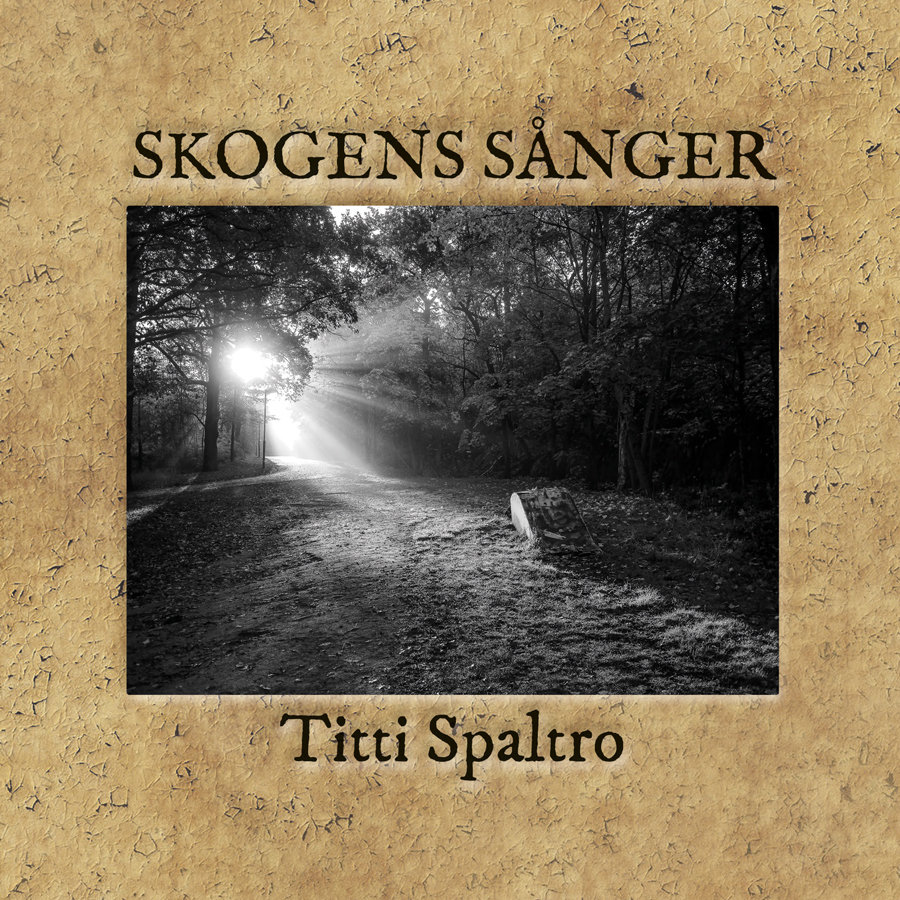 Omslaget till 'Skogens sånger' av Titti Spaltro med ett fotografi där solen strålar in mellan träden mot en bakgrund av vittrat brunt papper
