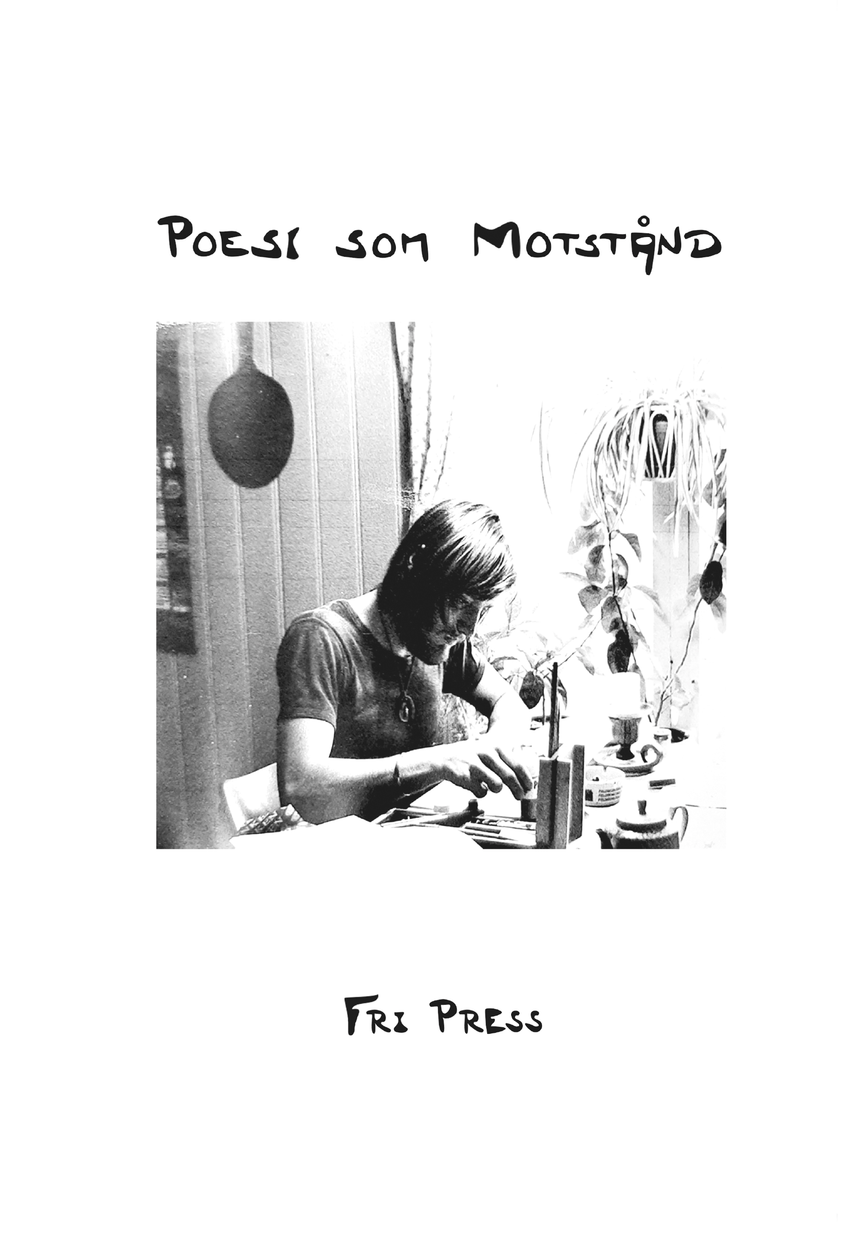 Omslaget till 'Poesi som Motstånd' med en bild på Bo Ranman som sitter vid köksbordet på Forsåkersgatan någon gång på 1970-talet och textar original till framsidan av någon fanzine med sina bambupenslar. Foto: Tom Andersson