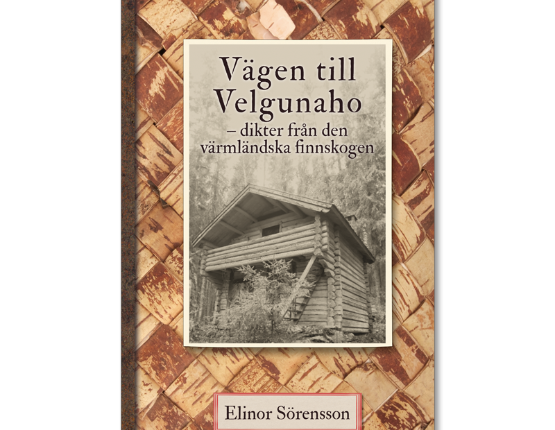 Omslaget till boken ' Vägen till Velgunaho" av Elinor Sörensson med ett foto föreställande ett gammalt härbre mot en bakgrund av flätad näver